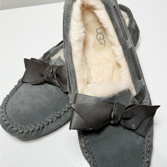 UGG Gray Flats with Bow and Plush Lining - Picture 2 of 2